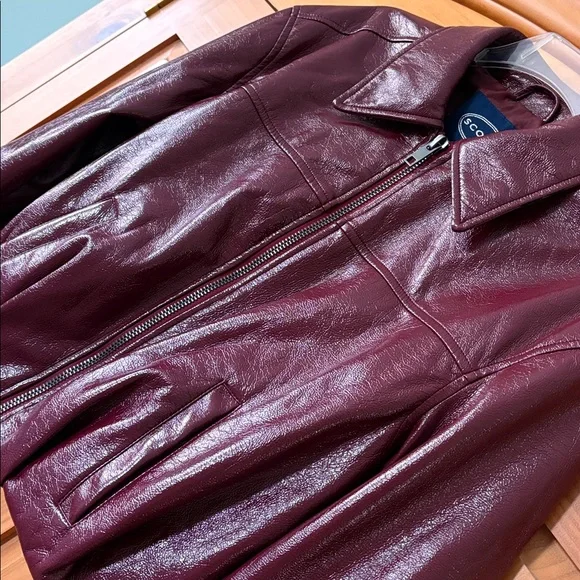 Scoop Women's Crinkle Faux Patent Leather Cropped Bomber Jacket - Picture 6 of 14